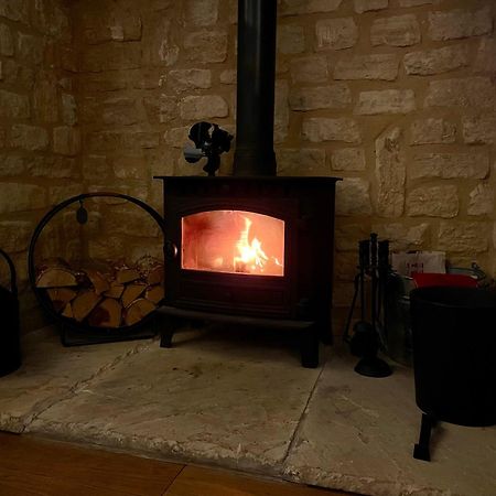 Cosy Cotswold Lodge By Your Home Here - Summer Sale For 3 Plus Nights - Ideal For Families With Log-Burner, Spa, Private Parking And Heated Swimming Pools Ashton Keynes المظهر الخارجي الصورة