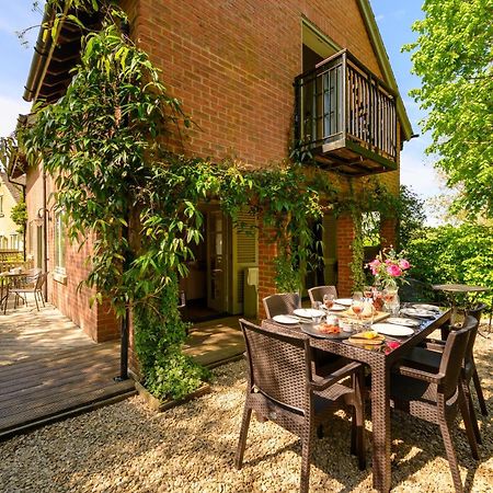 Cosy Cotswold Lodge By Your Home Here - Summer Sale For 3 Plus Nights - Ideal For Families With Log-Burner, Spa, Private Parking And Heated Swimming Pools Ashton Keynes المظهر الخارجي الصورة