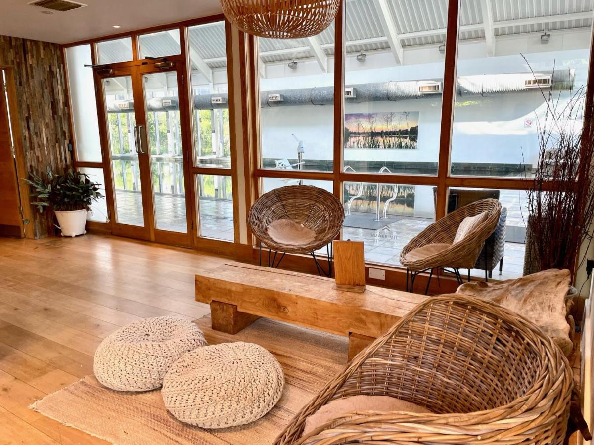 Cosy Cotswold Lodge By Your Home Here - Summer Sale For 3 Plus Nights - Ideal For Families With Log-Burner, Spa, Private Parking And Heated Swimming Pools Ashton Keynes المظهر الخارجي الصورة