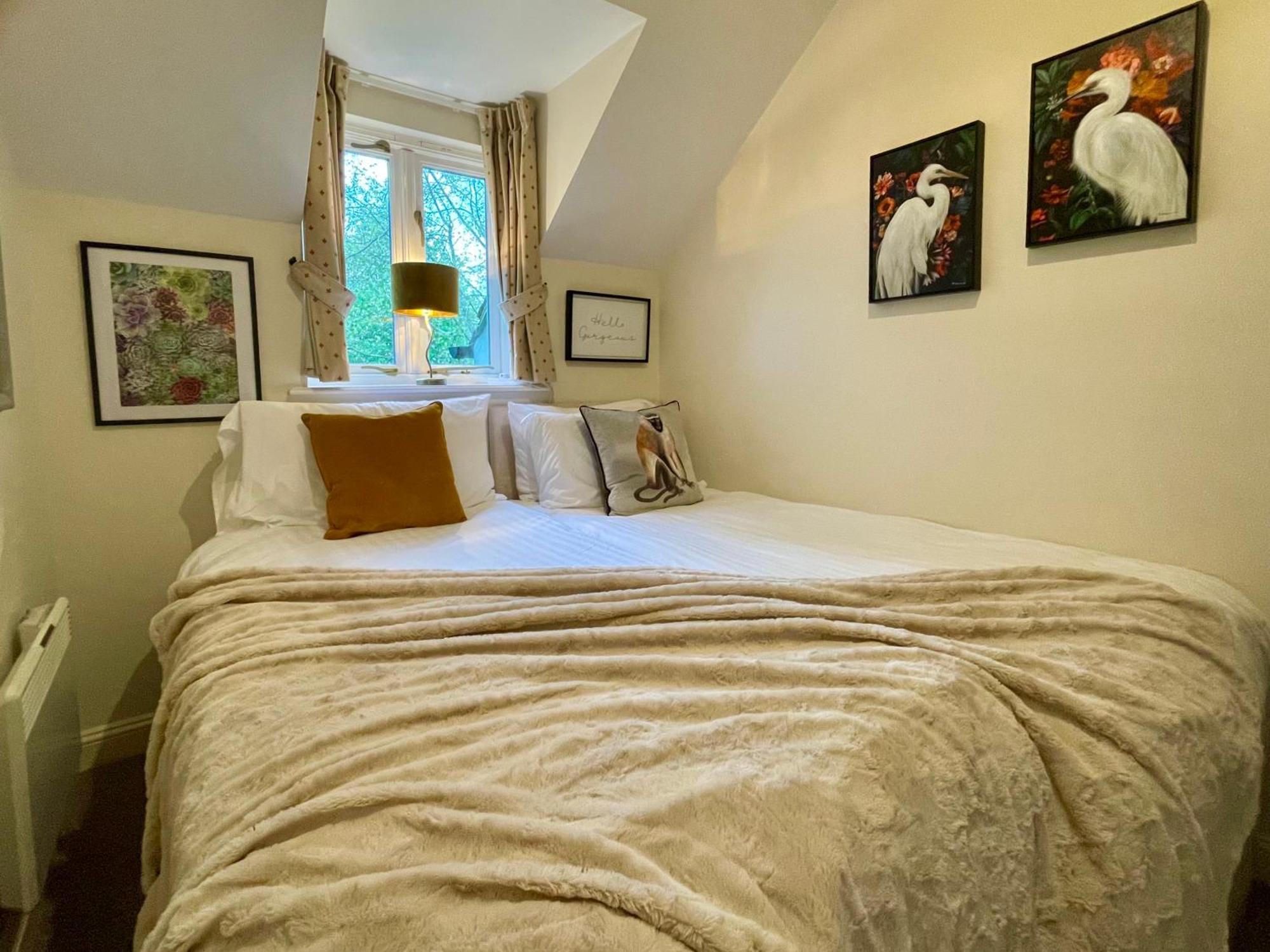 Cosy Cotswold Lodge By Your Home Here - Summer Sale For 3 Plus Nights - Ideal For Families With Log-Burner, Spa, Private Parking And Heated Swimming Pools Ashton Keynes المظهر الخارجي الصورة
