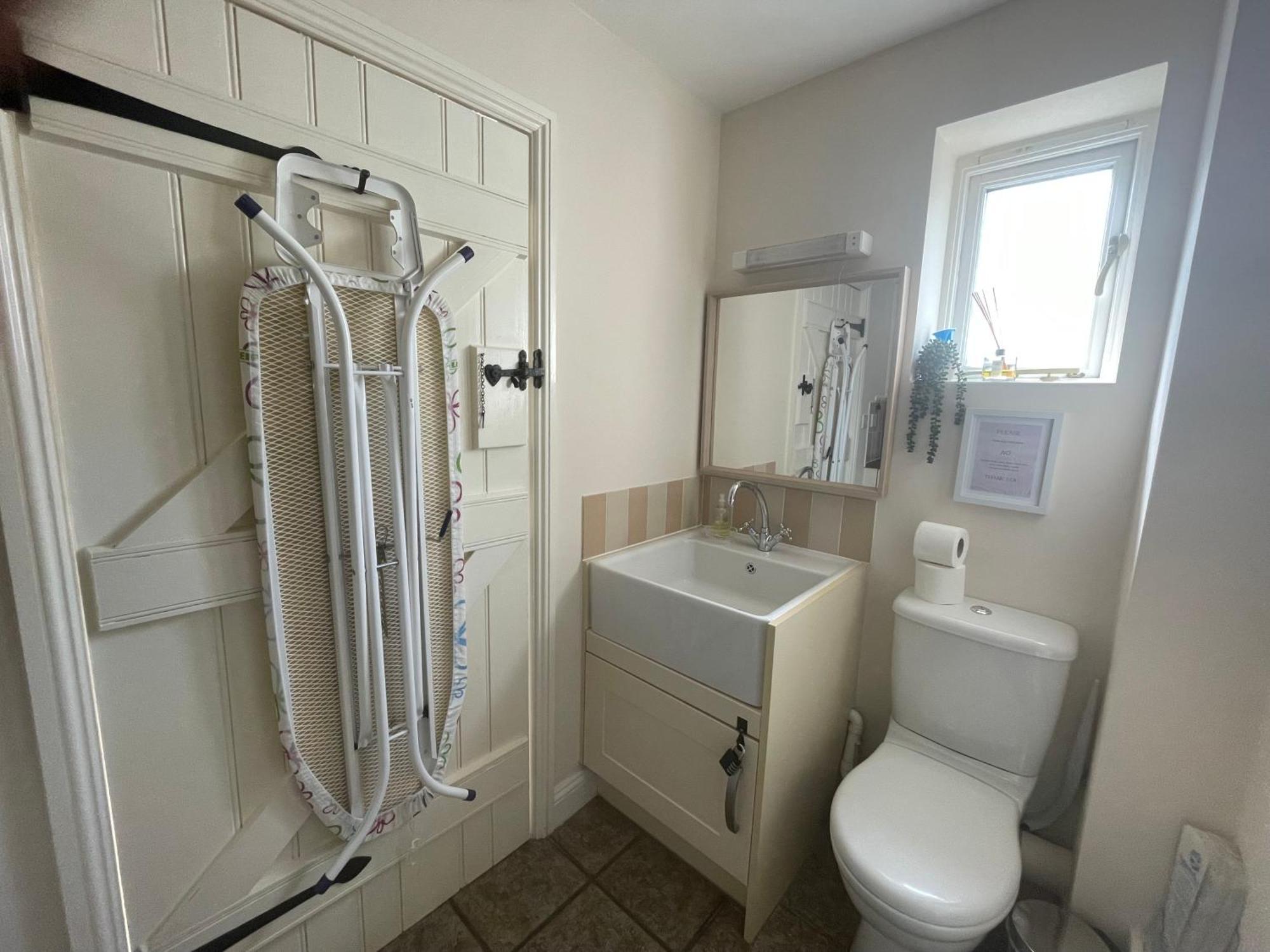 Cosy Cotswold Lodge By Your Home Here - Summer Sale For 3 Plus Nights - Ideal For Families With Log-Burner, Spa, Private Parking And Heated Swimming Pools Ashton Keynes المظهر الخارجي الصورة