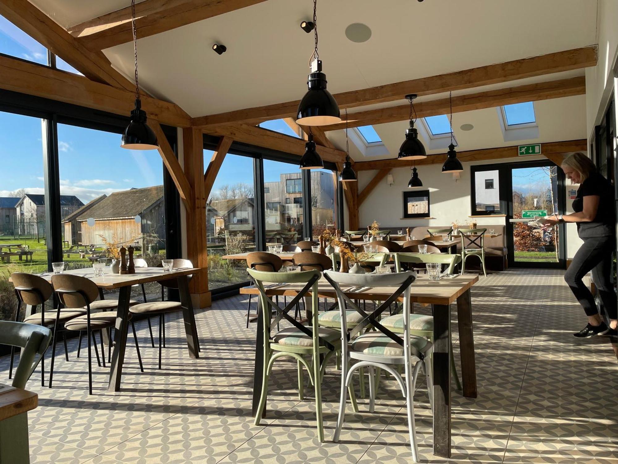 Cosy Cotswold Lodge By Your Home Here - Summer Sale For 3 Plus Nights - Ideal For Families With Log-Burner, Spa, Private Parking And Heated Swimming Pools Ashton Keynes المظهر الخارجي الصورة