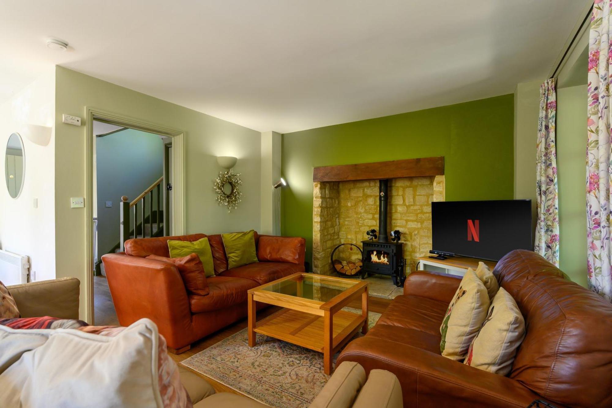 Cosy Cotswold Lodge By Your Home Here - Summer Sale For 3 Plus Nights - Ideal For Families With Log-Burner, Spa, Private Parking And Heated Swimming Pools Ashton Keynes المظهر الخارجي الصورة