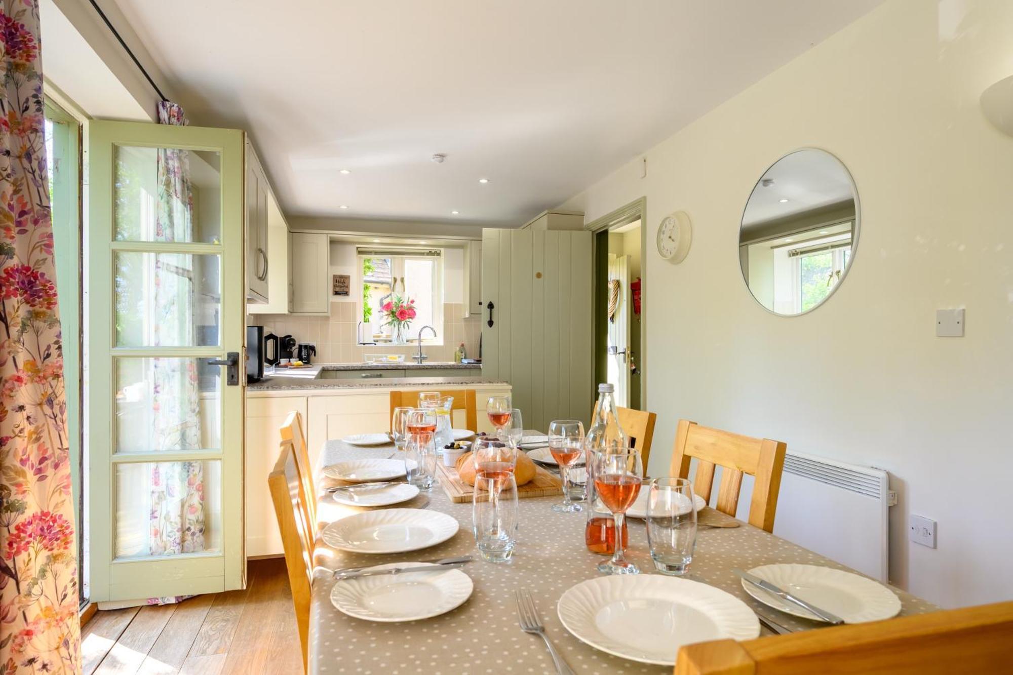 Cosy Cotswold Lodge By Your Home Here - Summer Sale For 3 Plus Nights - Ideal For Families With Log-Burner, Spa, Private Parking And Heated Swimming Pools Ashton Keynes المظهر الخارجي الصورة