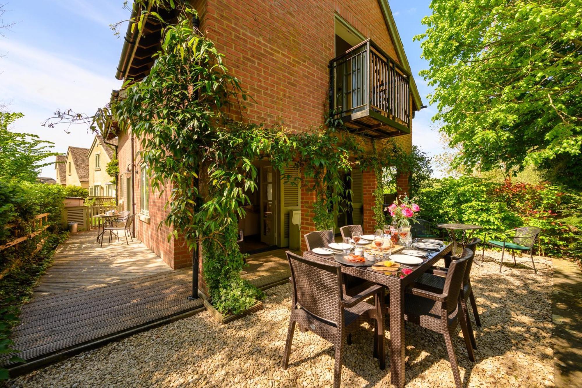 Cosy Cotswold Lodge By Your Home Here - Summer Sale For 3 Plus Nights - Ideal For Families With Log-Burner, Spa, Private Parking And Heated Swimming Pools Ashton Keynes المظهر الخارجي الصورة