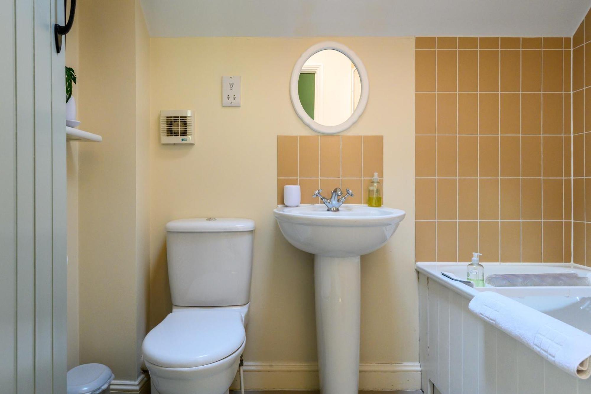Cosy Cotswold Lodge By Your Home Here - Summer Sale For 3 Plus Nights - Ideal For Families With Log-Burner, Spa, Private Parking And Heated Swimming Pools Ashton Keynes المظهر الخارجي الصورة