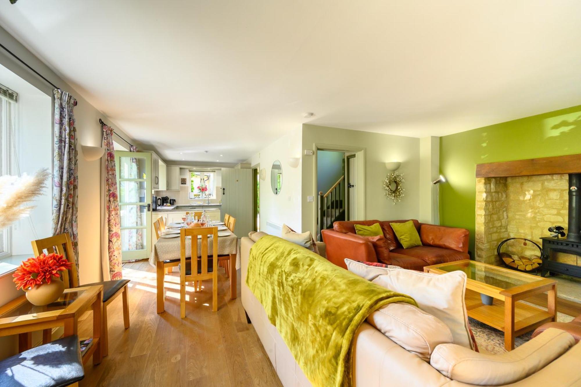 Cosy Cotswold Lodge By Your Home Here - Summer Sale For 3 Plus Nights - Ideal For Families With Log-Burner, Spa, Private Parking And Heated Swimming Pools Ashton Keynes المظهر الخارجي الصورة