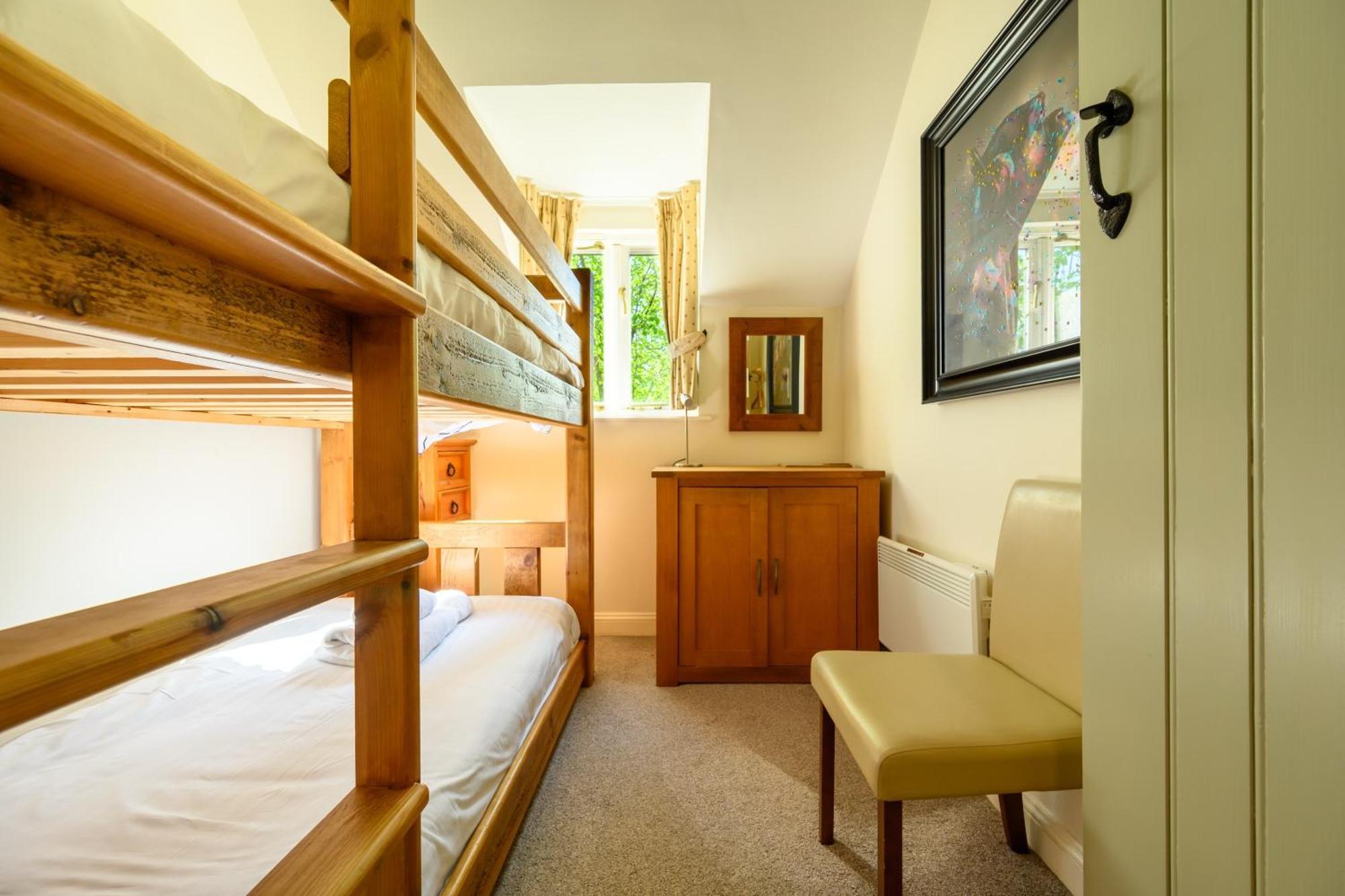 Cosy Cotswold Lodge By Your Home Here - Summer Sale For 3 Plus Nights - Ideal For Families With Log-Burner, Spa, Private Parking And Heated Swimming Pools Ashton Keynes المظهر الخارجي الصورة