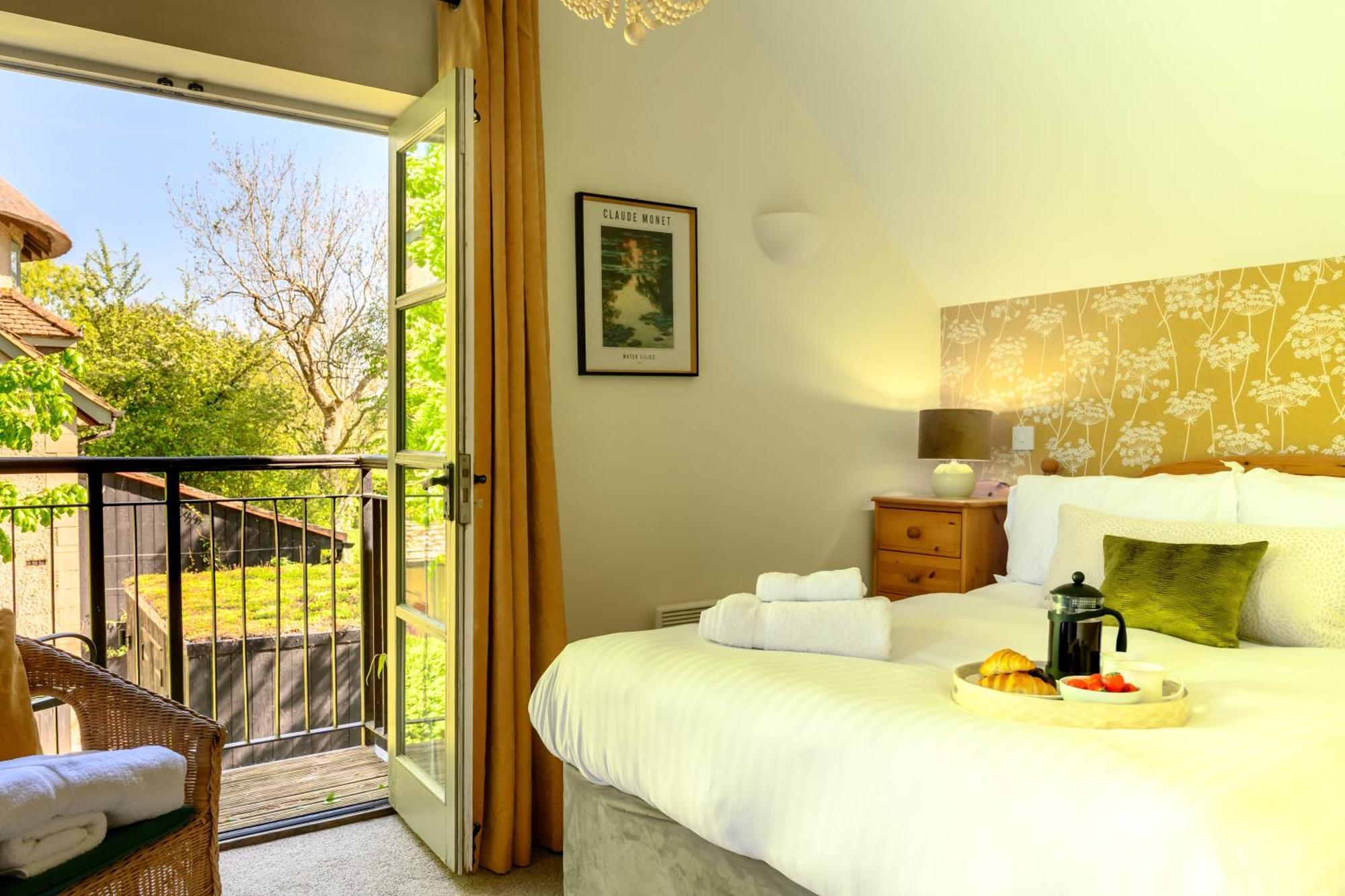 Cosy Cotswold Lodge By Your Home Here - Summer Sale For 3 Plus Nights - Ideal For Families With Log-Burner, Spa, Private Parking And Heated Swimming Pools Ashton Keynes المظهر الخارجي الصورة