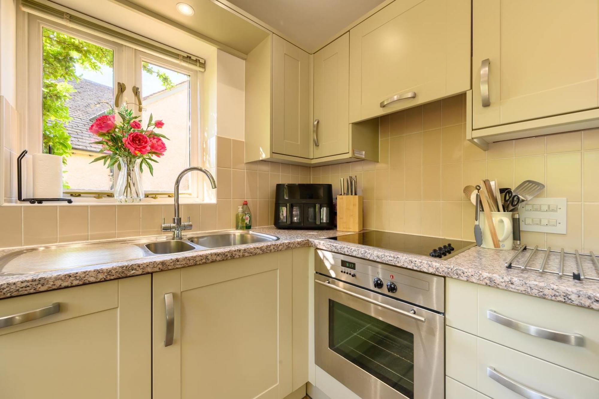 Cosy Cotswold Lodge By Your Home Here - Summer Sale For 3 Plus Nights - Ideal For Families With Log-Burner, Spa, Private Parking And Heated Swimming Pools Ashton Keynes المظهر الخارجي الصورة