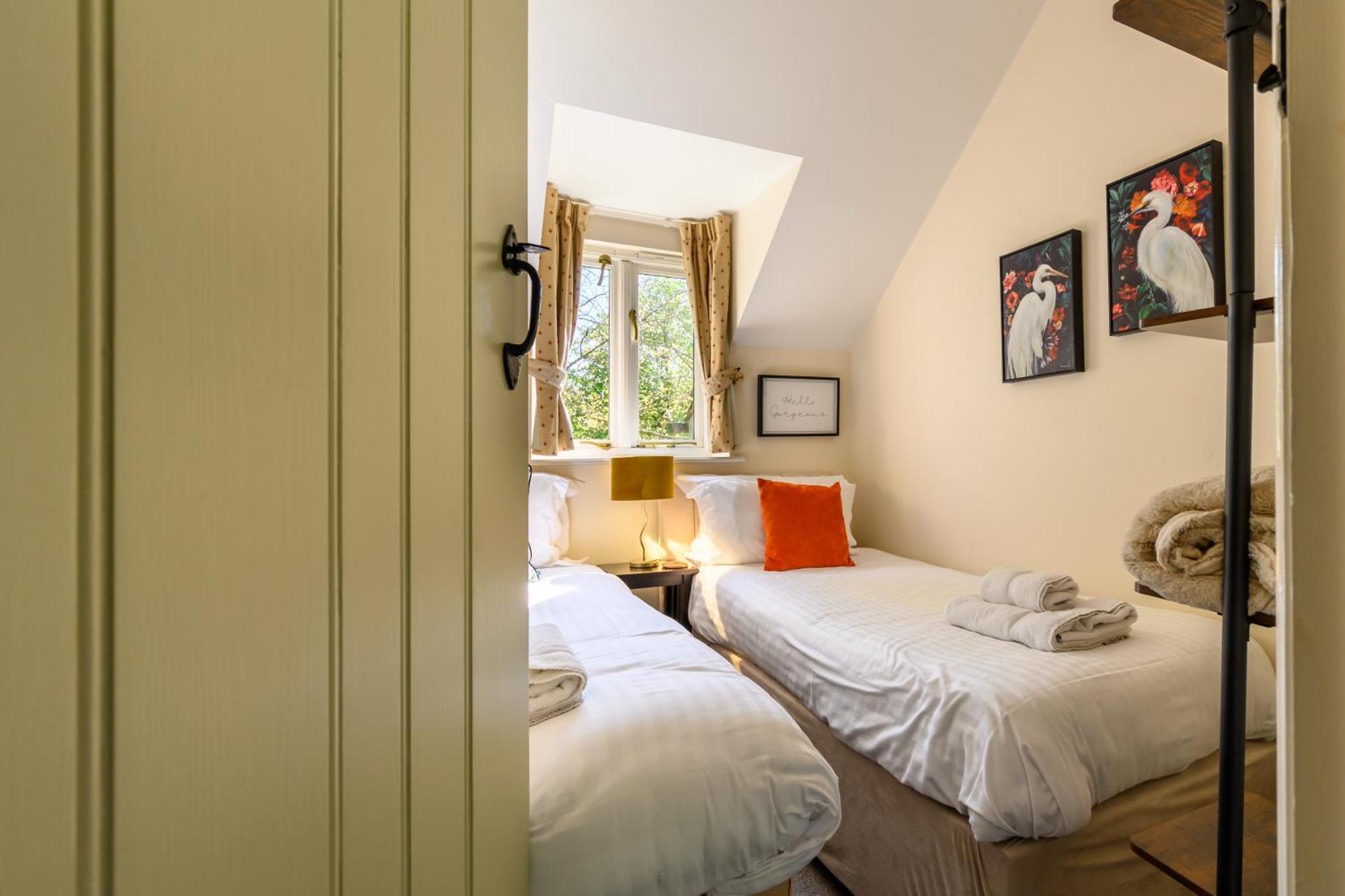 Cosy Cotswold Lodge By Your Home Here - Summer Sale For 3 Plus Nights - Ideal For Families With Log-Burner, Spa, Private Parking And Heated Swimming Pools Ashton Keynes المظهر الخارجي الصورة