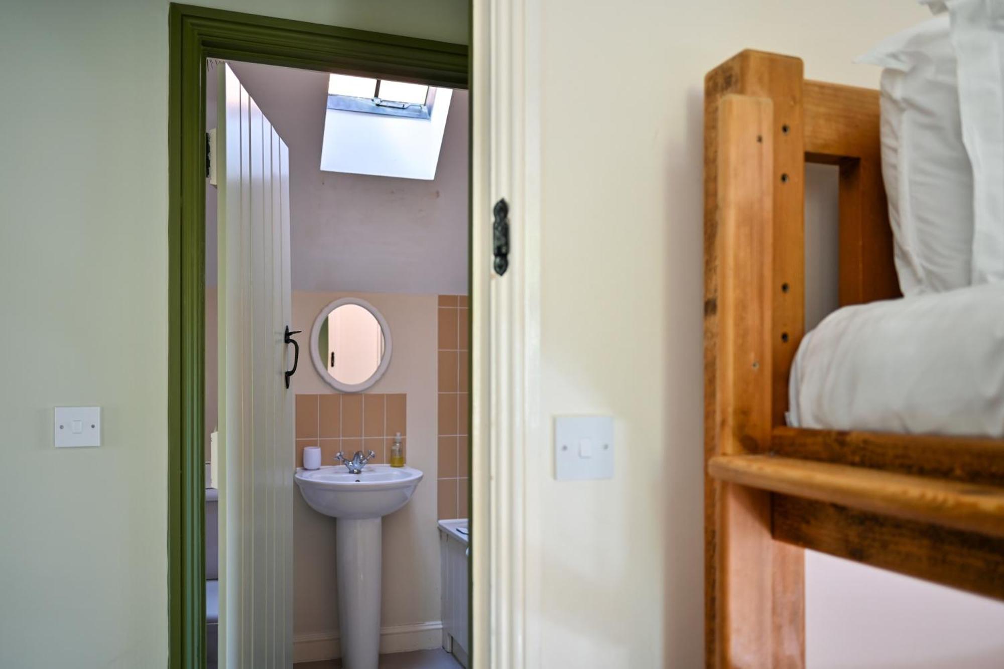 Cosy Cotswold Lodge By Your Home Here - Summer Sale For 3 Plus Nights - Ideal For Families With Log-Burner, Spa, Private Parking And Heated Swimming Pools Ashton Keynes المظهر الخارجي الصورة